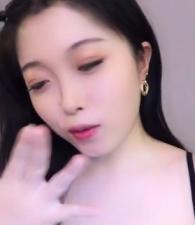 美丽的女人的主人是一个小的手淫孔，也是淫荡的手淫孔。