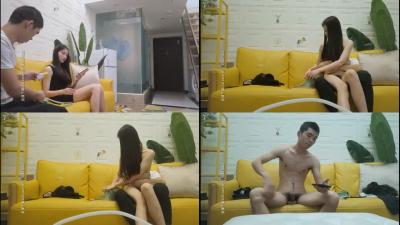 一个美丽的黑人女孩正在寻找一个年轻的女孩和一个年轻女孩，她与女孩的嘴有密切的关系，她的力量很大。