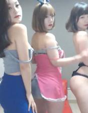 在同一台机器上尖叫的三个美丽的女人都是当地的荒野。